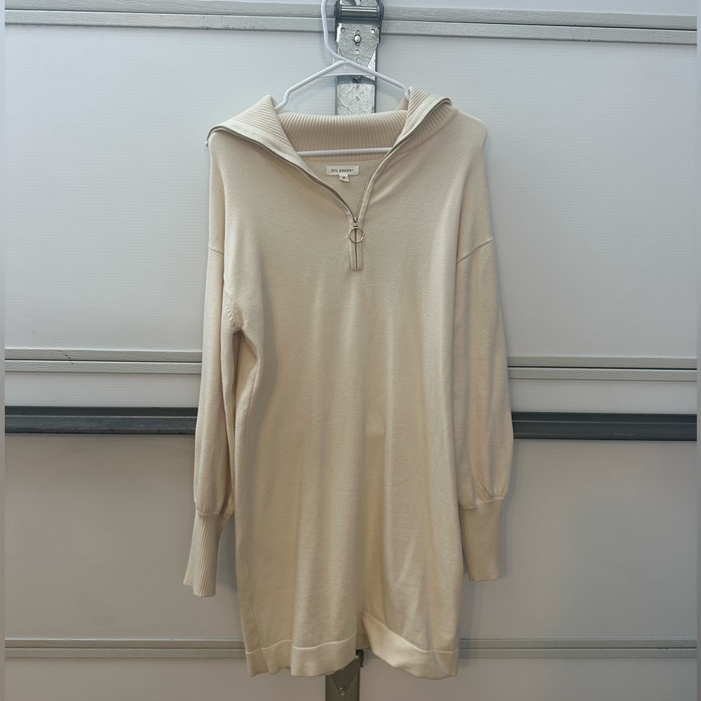 Women’s oversized comfy sweatshirt. Great with leggings